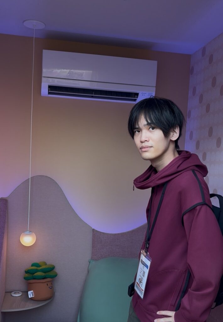 「一坪のハグ」視察中の加藤さん。