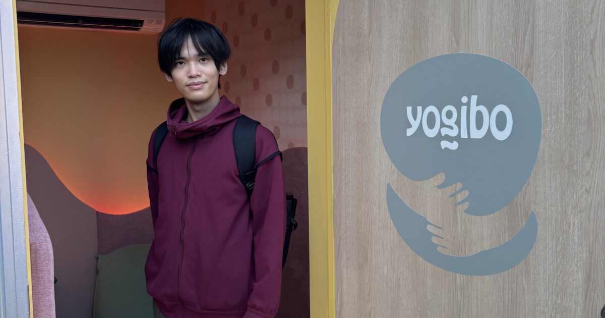 「一坪のハグ」視察中の加藤さん。