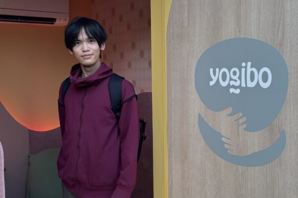 「一坪のハグ」視察中の加藤さん。