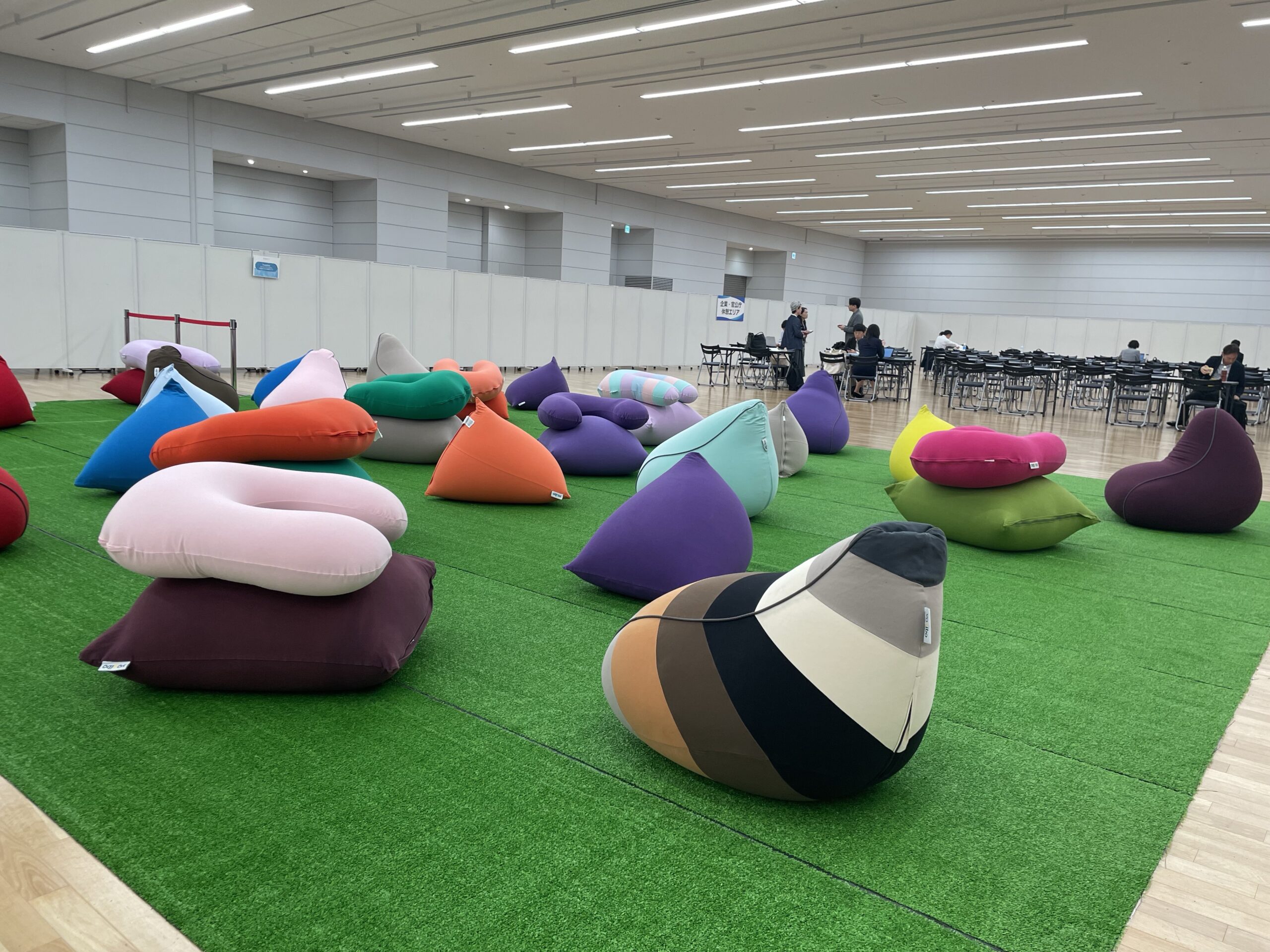 デジタル・グリーン人材 Summit 2026にYogiboソファを提供
