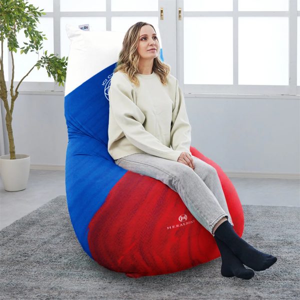 特別デザインのYogiboを会場内に設置